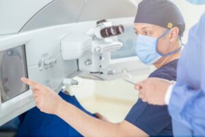 دكتور لعلاج المياه البيضاء أفضل دكتور ليزك في مصر 2025