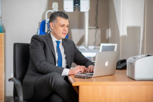 د. عمرو الأمين - افضل دكتور مياه بيضاء في مصر - استشاري طب وجراحة العيون